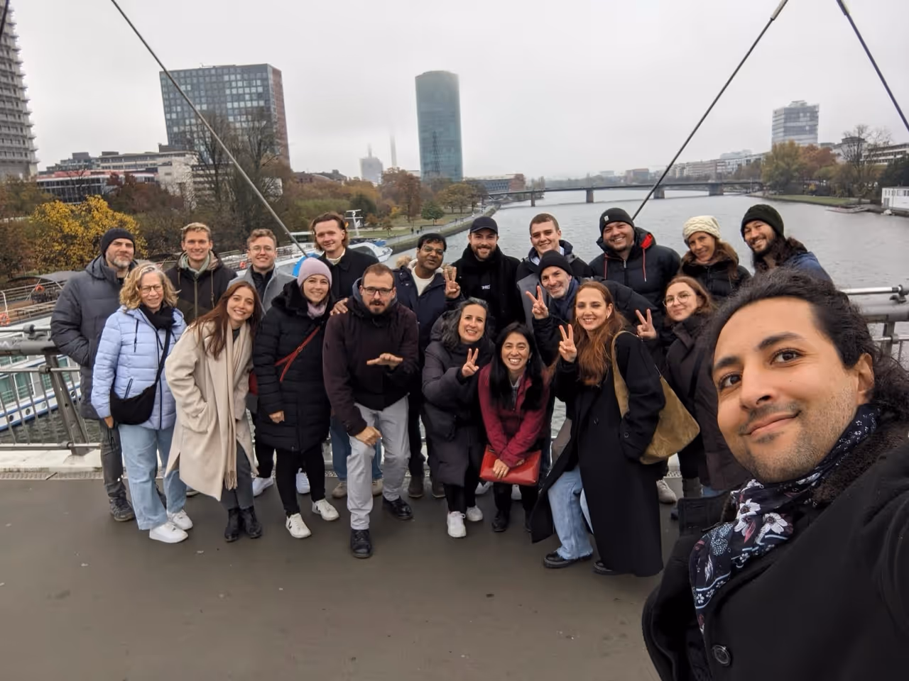 Photo de groupe de l'équipe Allthings lors d'un événement d'équipe